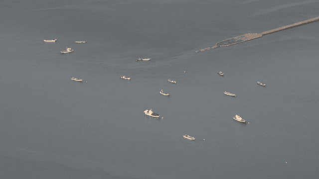 고요한 바다에 떠 있는 배들