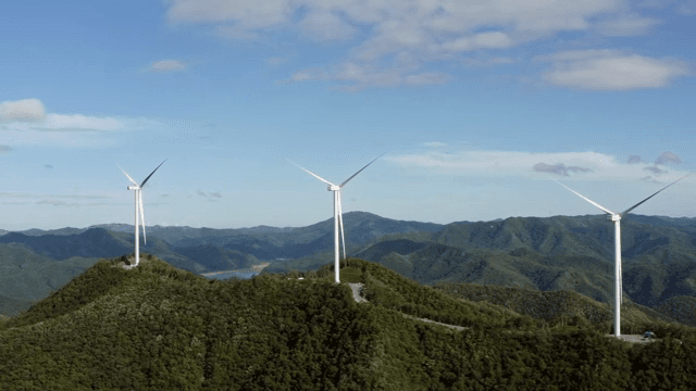 푸른 산 위의 풍력 터빈