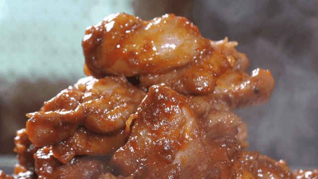 김이 나는 매콤한 닭갈비