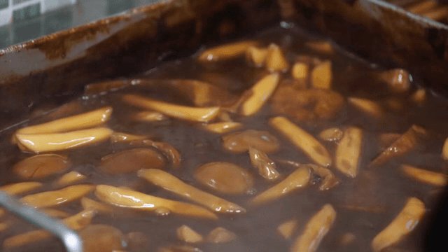 팬에서 끓고 있는 한국 짜장떡볶이