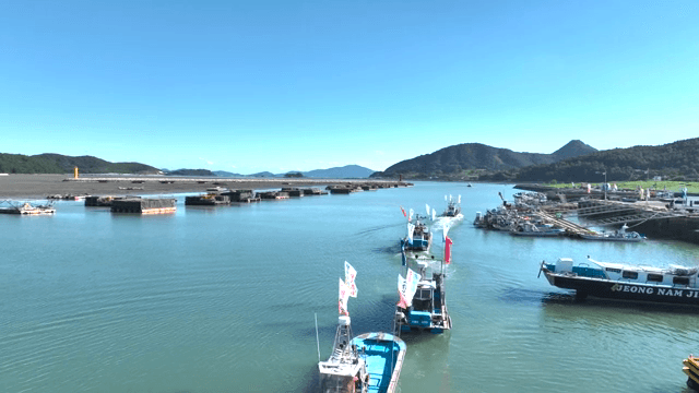 고요한 항구의 어선들