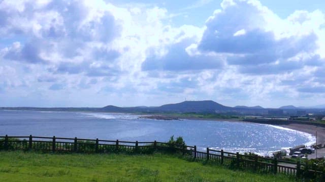 평화로운 해안 풍경과 무성한 녹지