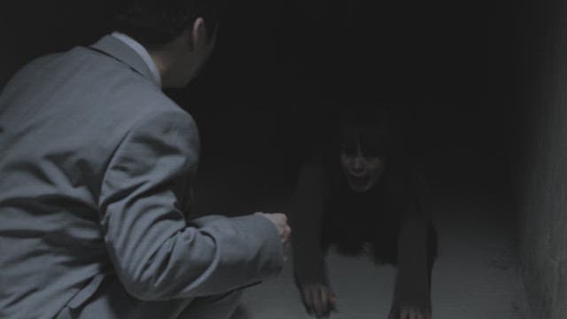 복도의 어둠 속으로 끌려가는 여자를 도와주지 못한 남자