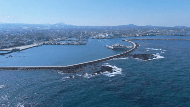 항구와 바다가 있는 해안 도시