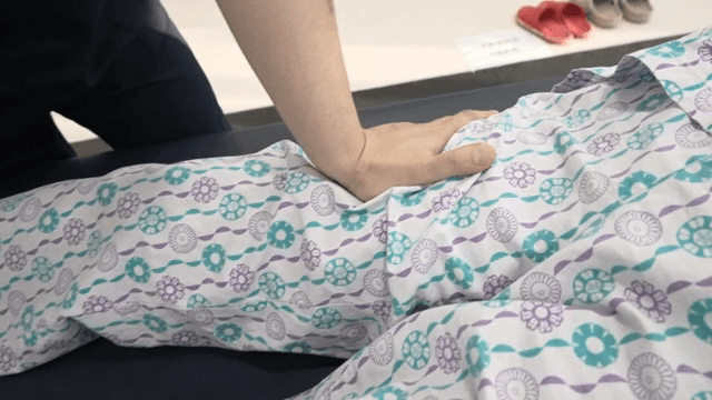 다리 마사지 치료를 받는 사람