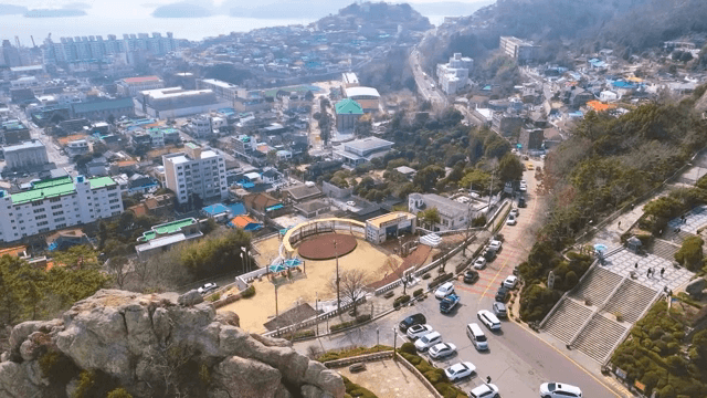 언덕이 있는 해안 도시의 경치