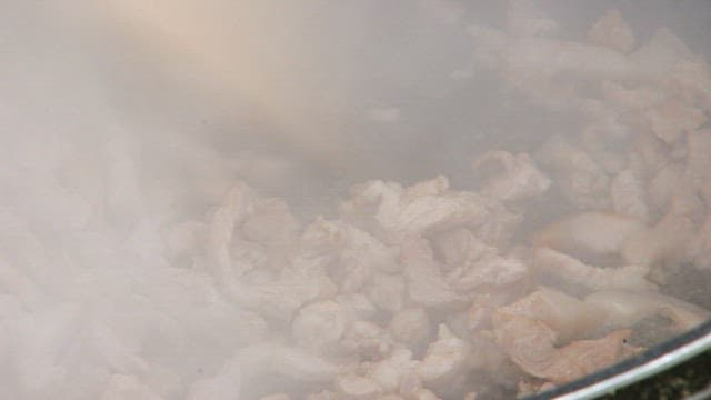 뜨거운 팬에 돼지고기를 볶는 모습