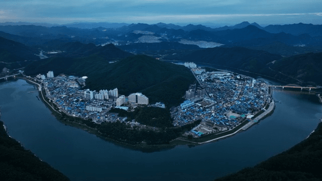 푸른 산 사이에 자리 잡은 경치 좋은 마을