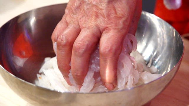 흰 그릇에 담긴 신선한 회