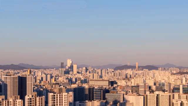 석양이 내려앉은 도시 전경