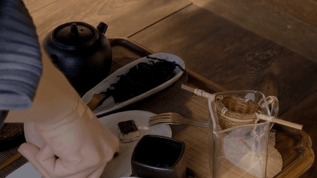 테이블 위 전통 차 세트와 간식