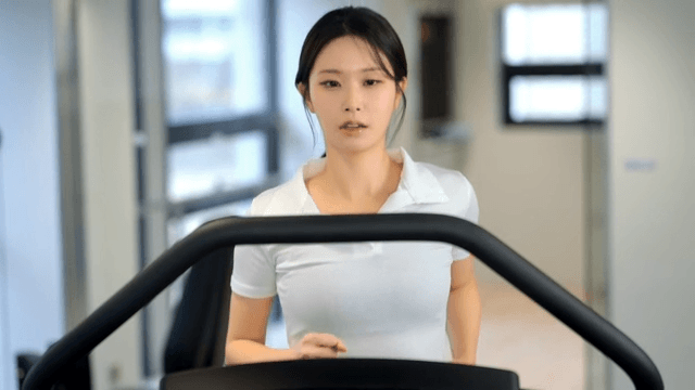 헬스장에서 러닝머신을 뛰는 여성