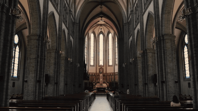 스테인드글라스가 있는 웅장한 성당 내부