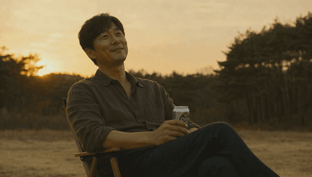 맥주 캔을 들고 캠핑 의자에 앉아 휴식 중인 남성