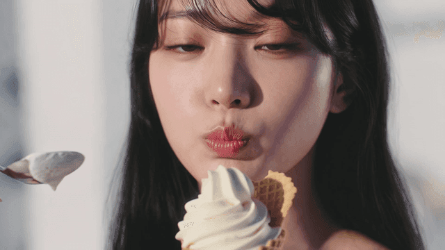 소프트 아이스크림을 숟가락으로 퍼먹는 젊은 여성