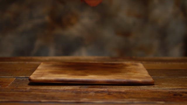 그릴 위에서 구워지는 스테이크