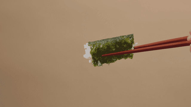 밥을 감싼 김 한 젓가락