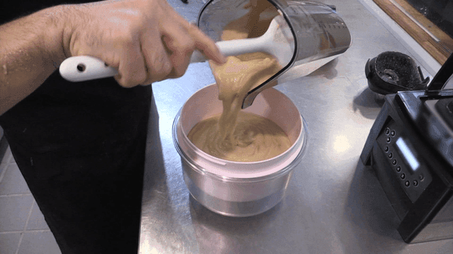 용기에 부어지는 걸쭉한 갈린 콩