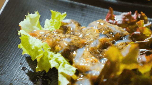 상추 위에 제공된 신선한 해삼