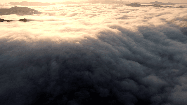 Sun rising above sea of ​​clouds