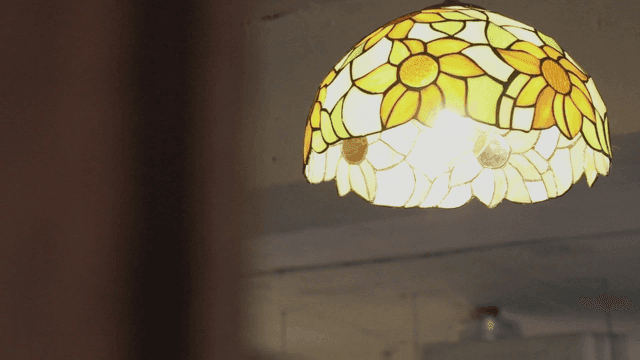 따뜻하게 빛나는 스테인드글라스 램프