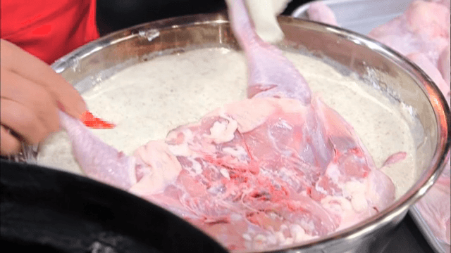 반죽을 묻히는 생닭