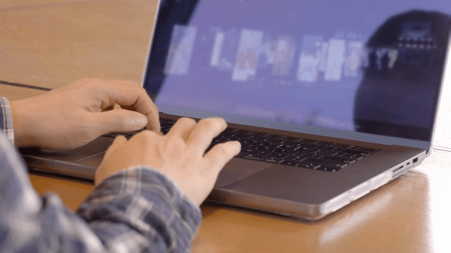 노트북 키보드를 타이핑하는 손