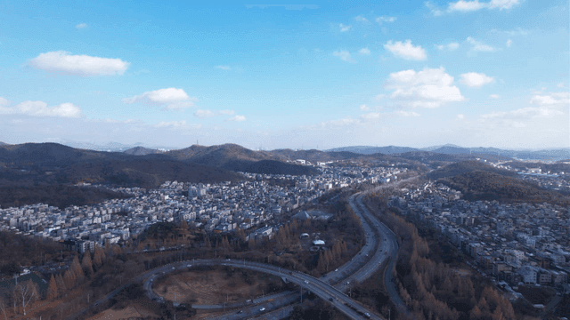 산으로 둘러싸인 넓은 도시