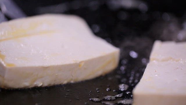 프라이팬에서 노릇하게 구워지는 두부