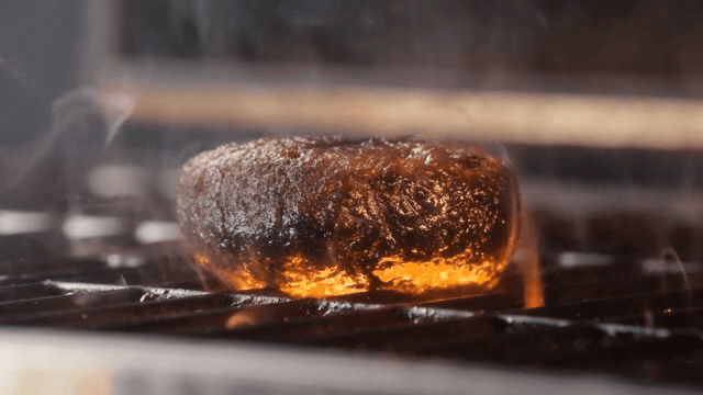 불꽃과 함께 구워지는 버거 패티