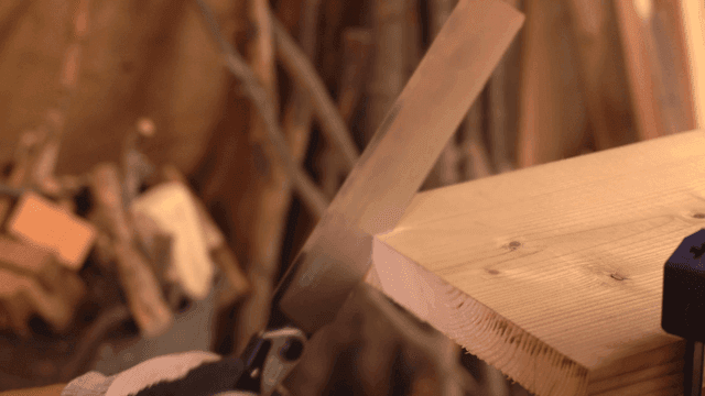 작업장에서 손톱으로 나무 자르기