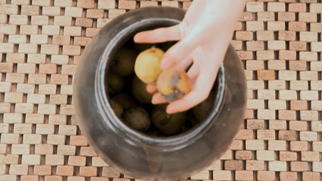 전통 항아리에 배를 넣는 모습