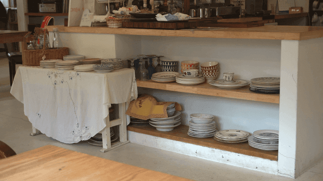 주방 선반에 깔끔하게 정리된 접시들