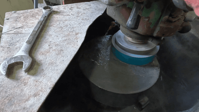 작업자에게 작동되는 연마 기계