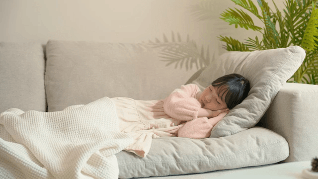 소파에서 평화롭게 잠든 아이