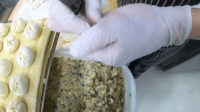 속을 채운 만두를 준비하는 손