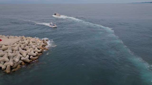 방파제 근처를 항해하는 어선