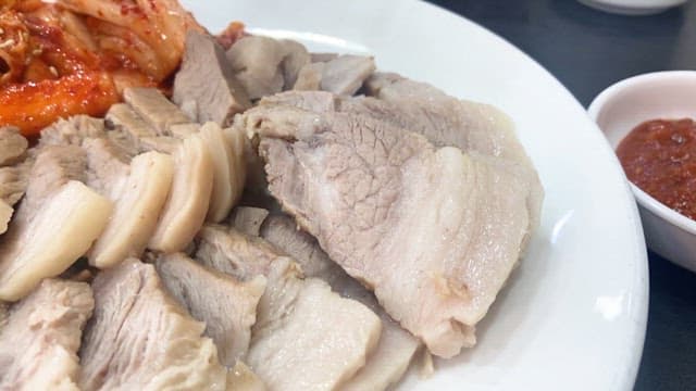 쫄깃한 돼지고기 보쌈과 김치를 함께 곁들여 먹기