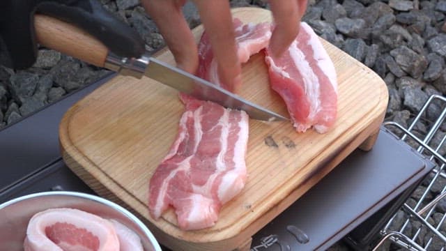 캠핑용 그릴 위에서 구워지는 신선한 삼겹살