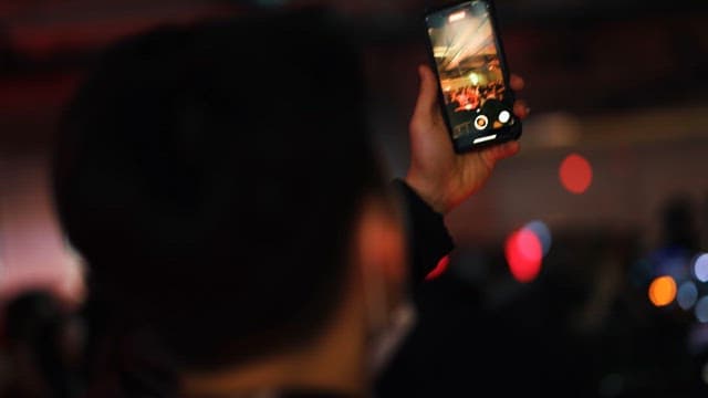 Recording a DJ Performance in the Club on a Smartphone