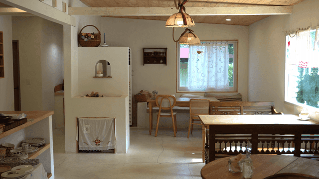 자연광이 드는 아늑하고 소박한 식사 공간