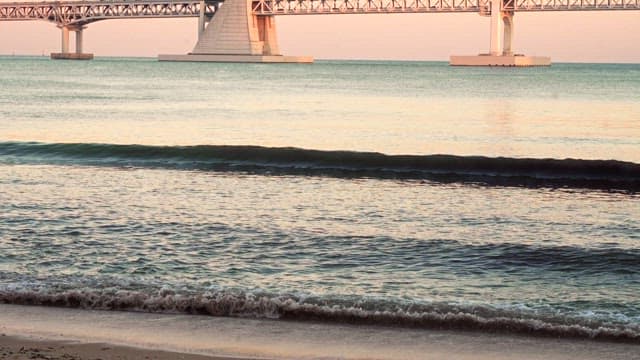 큰 다리 근처에서 부서지는 파도