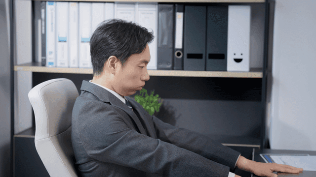 사무실 책상에서 일하는 남자
