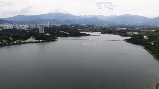 멀리 산이 보이는 넓은 호수