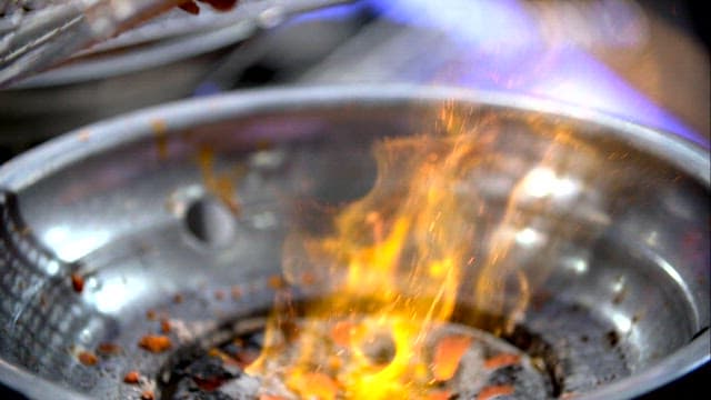 그릴 위에서 지글지글 구워지는 쭈꾸미