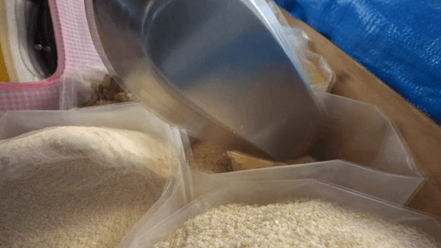 시장에 진열된 다양한 곡물