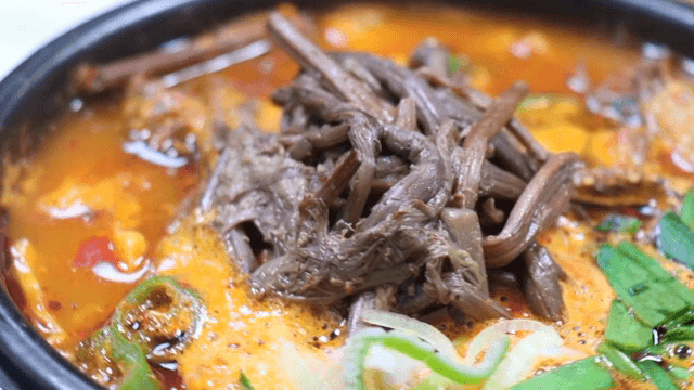 Sundae soup with bracken fern in a hot pot