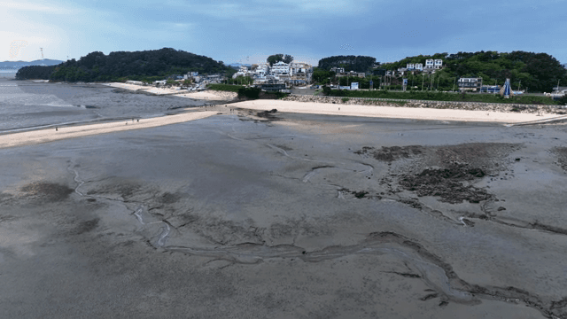 모래사장과 갯벌이 있는 해안 마을