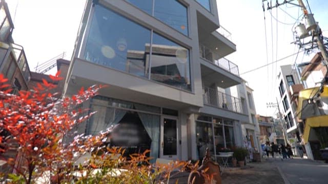 한낮의 도시 골목길에 세워진 4층짜리 건물