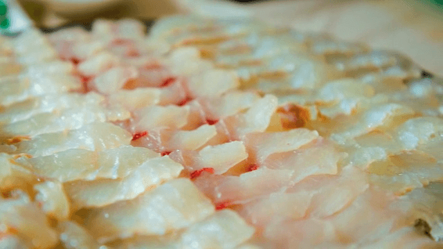 접시에 담긴 신선한 생선회